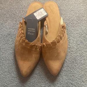 *NWT* Universal Thread Women’s Dahlia Mules in Tan